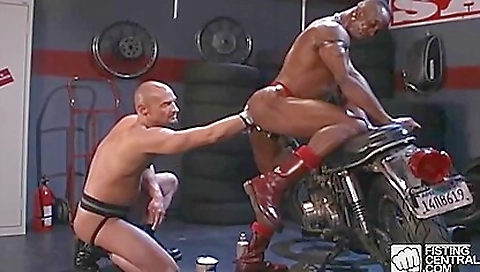 Hawt babe fucked in her boyfriend's pussy