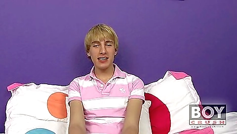 Sexy chick fucked in a hot threesome