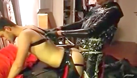 Mature woman has her pussy